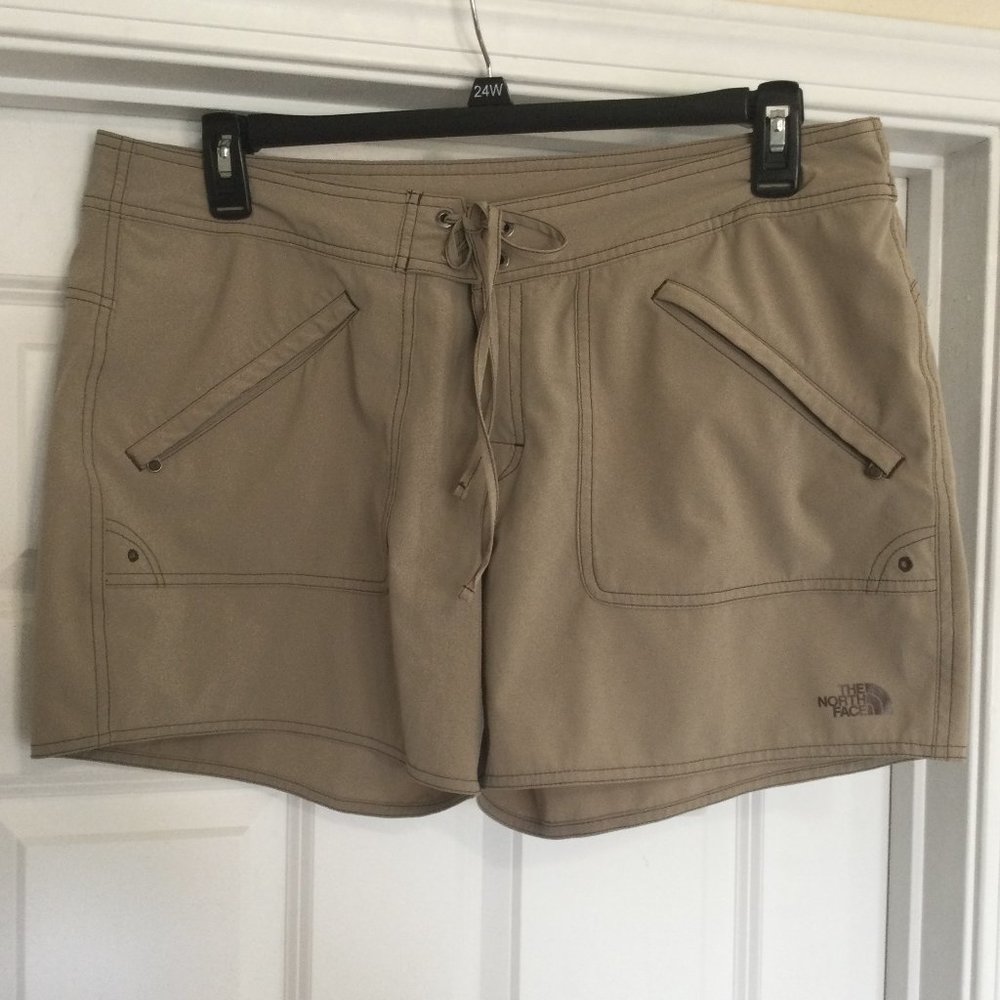 The North Face Size 16 Beige Shorts w/ Pockets EUC
